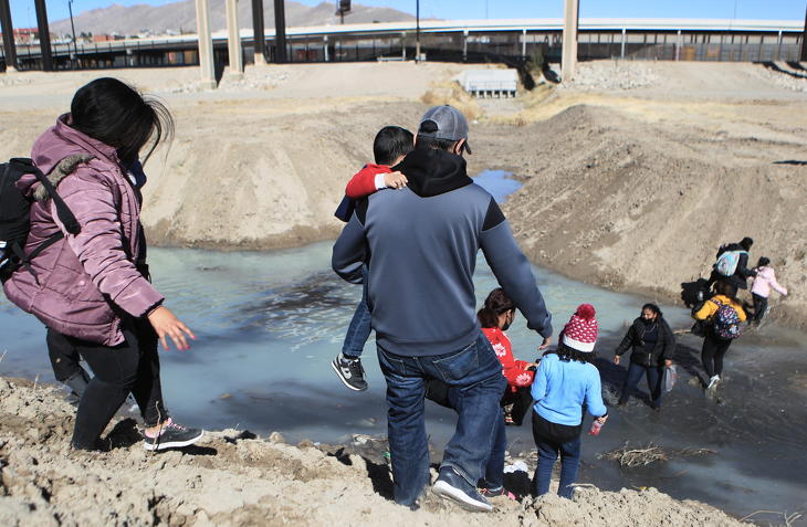 Közép-amerikai illegális bevándorlók a Rio Grandén átkelve mennek az Egyesült Államok területére a Chihuahua mexikói államben fekvő Ciudad Juárezből korábban - sokan keltek útra most is. Fotó: MTI/EPA/EFE/Luis Torres