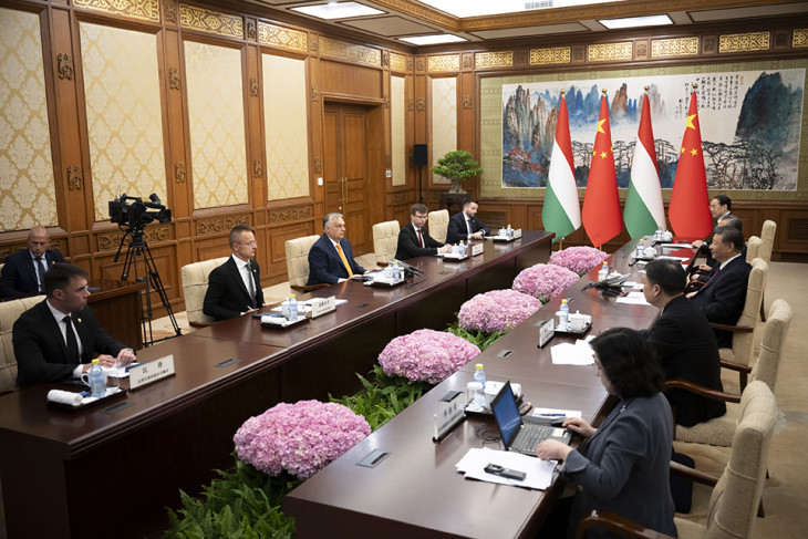 A Miniszterelnöki Sajtóiroda által közreadott képen Orbán Viktor miniszterelnök és Hszi Csin-ping kínai elnök tárgyal Pekingben 2024. július 8-án. A kormányfő mellett Szijjártó Péter külgazdasági és külügyminiszter (b2) és Bóka János európai uniós ügyekért felelős miniszter (b4), valamint Máté János, a Miniszterelnöki Kabinetiroda államtitkár (b5) és Bíró Marcell, a miniszterelnök nemzetbiztonsági főtanácsadója (b). 