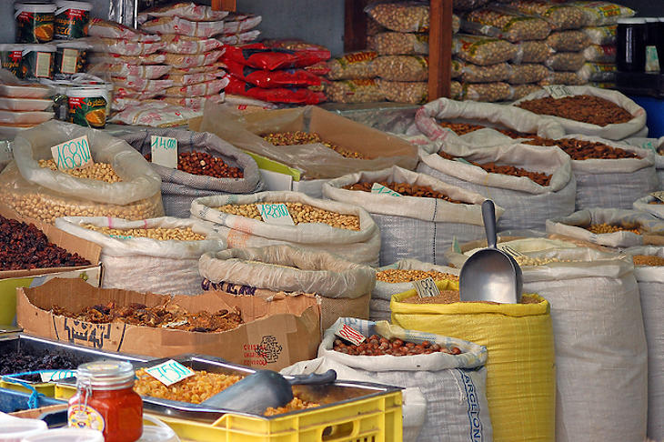 Fűszer-kereskedő a tunéziai Sousse bazárban. Fotó: depositphotos