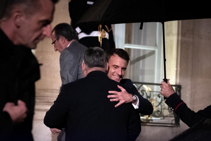 Keblemre, zsarolóm? Emmanuel Macron öleli meg az Unió zsarolásával vádolt Orbán Viktort annak 2023. december 7-i párizsi látogatásán. Fotó: Facebook/Orbán Viktor