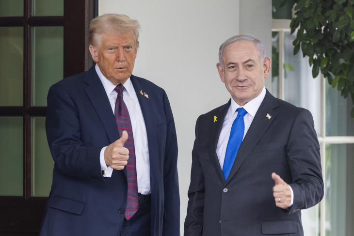 New York, 2025. szeptember 29.

Donald Trump amerikai elnök (b) fogadja Benjámin Netanjahu izraeli miniszterelnököt a washingtoni Fehér Házban 2025. szeptember 29-én.

