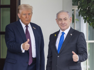 New York, 2025. szeptember 29.

Donald Trump amerikai elnök (b) fogadja Benjámin Netanjahu izraeli miniszterelnököt a washingtoni Fehér Házban 2025. szeptember 29-én.

