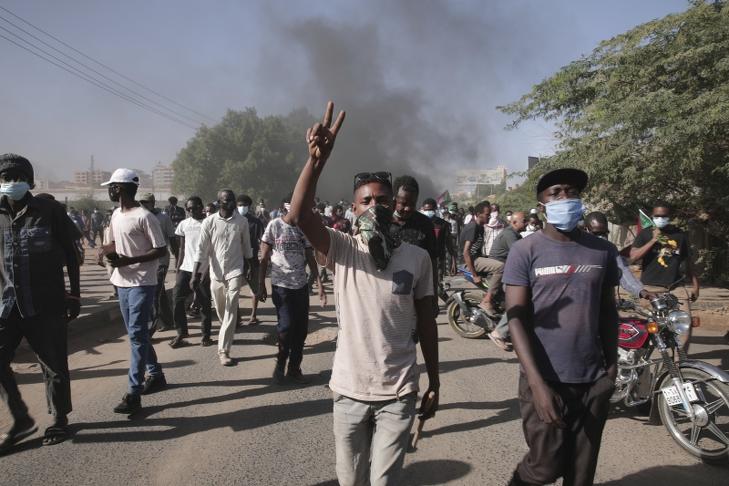 Tüntetők tiltakoznak a katonai hatalomátvétel ellen a szudáni fővárosban 2021. november 22-én. (Fotó: MTI/AP/Marwan Ali)