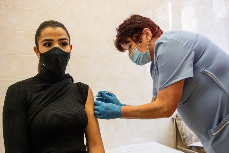 Pfizer-vakcinával oltanak egy nőt a békéscsabai Réthy Pál kórházban 2021. november 24-én. MTI/Rosta Tibor
