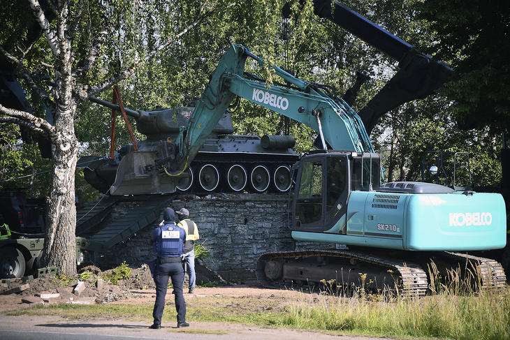 Köztéri szoborként kiállított T-34 típusú szovjet harckocsit távolítanak el az észtországi Narva oroszok lakta városrészéből 2022. augusztus 16-án. Kaja Kallas észt miniszterelnök szerint a szovjet emlékmű veszélyt jelent a közrendre.  Fotó: MTI/AP/Szergej Sztyepanov 