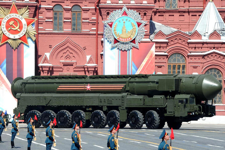 Egy RS-24 Jarsz ICBM indítórendszer egy korábbi moszkvai parádén - beindulhat újra a nukleáris fegyverkezési verseny?