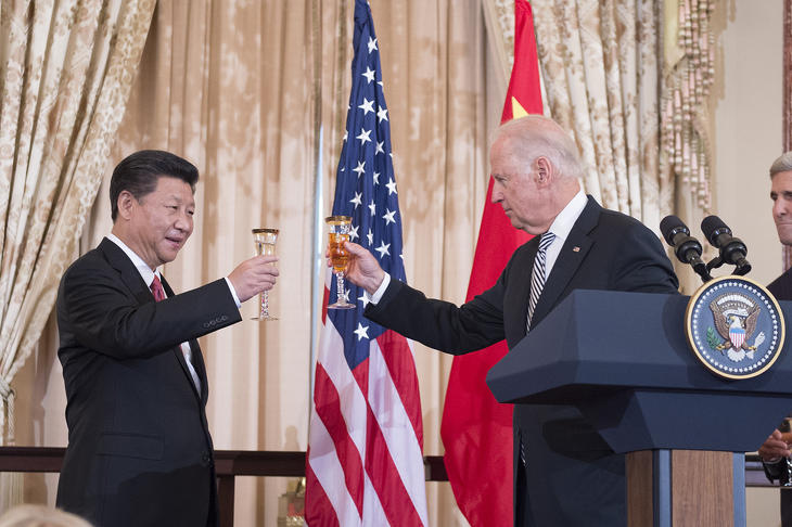 Joe Biden még alelnökként koccint Washingtonban Hszi Csin-ping kínai elnökkel. Fotó: Wikimedia