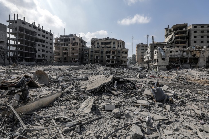 Ez még csak a kezdet: izraeli légitámadásban megsemmisült házak romjai Gázában 2023. október 10-én. Fotó: MTI/AP 