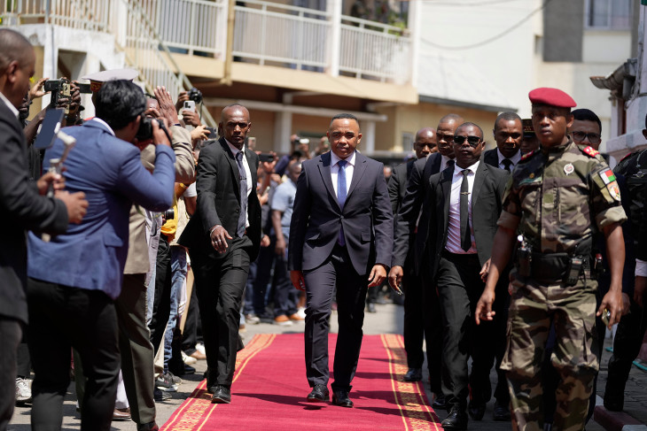 Michael Randrianirina ezredes érkezik az alkotmánybíróság ülésére, hogy hivatali esküt tegyen Madagaszkár elnökeként a fővárosban, Antananarivóban október 17-én