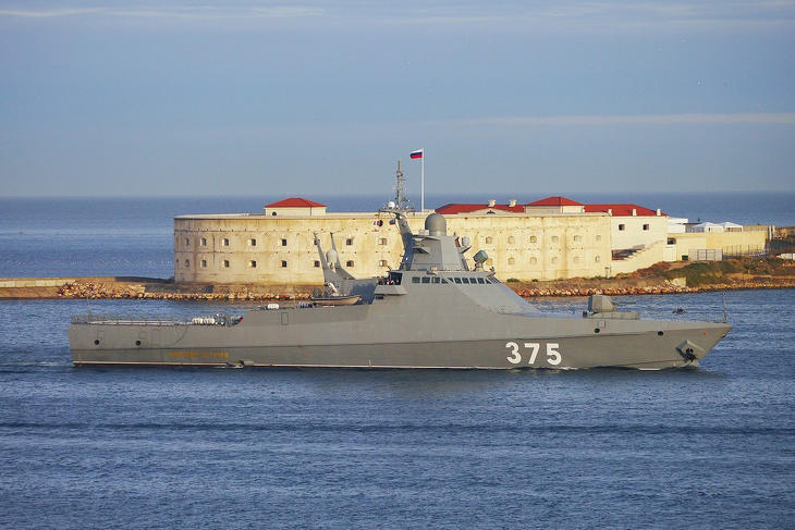 Az orosz Fekete-tengeri Flotta egy Vaszilij Bikov osztályú korvettje Szevasztopol kikötőjében - az ukrán támadások miatt távolabbi támaszpontokra vonják vissza a flotta egységeit. Fotó: Wikimedia