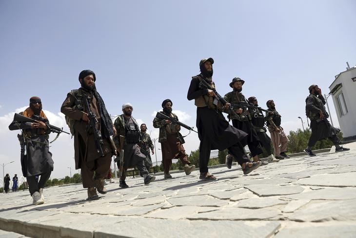 Tálib harcosok járőröznek Kabulban (Fotó: MTI/AP/Rahmat Gul)