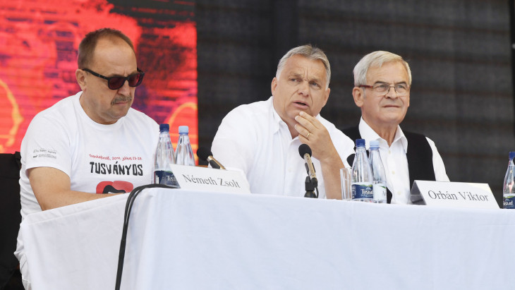 Orbán Viktor a 2022-es Bálványosi Nyári Szabadegyetem és Diáktáboron, balra Németh Zsolt, az Országgyűlés külügyi bizottságának elnöke, balra Tőkés László református lelkész. A 2023-as adatok még nem nyilvánosak