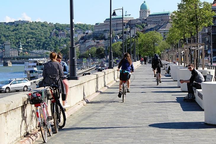A nap képe: kirajzottak a Duna-partra a budapestiek   