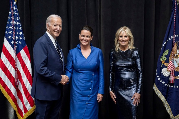 Joe Biden, Novák Katalin és Jill Biden 2022. szeptemberben New Yorkban, az ENSZ Közgyűlésen. Fotó: Facebook/Novák Katalin    