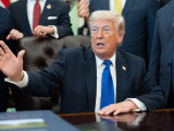Donald Trump amerikai elnök nyilatkozik a sajtó képviselőinek, miután aláírta a Keystone XL olajvezeték-projekt újraélesztését célzó rendeletet a washingtoni Fehér Házban 2026. április 30-án.