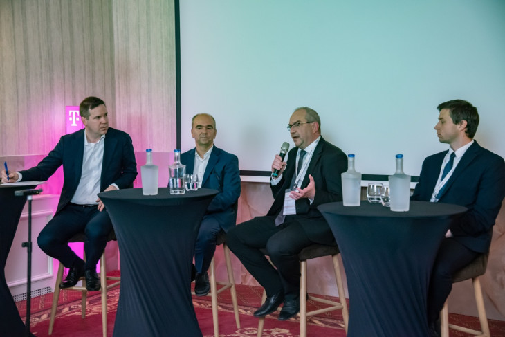 Balról jobbra: Dr. Ács Barnabás moderátor, Horváth Barnabás, Oszlay Péter és Böröczky Dezső a Klasszis Fenntarthatóság 2025 kerekasztal beszélgetésén