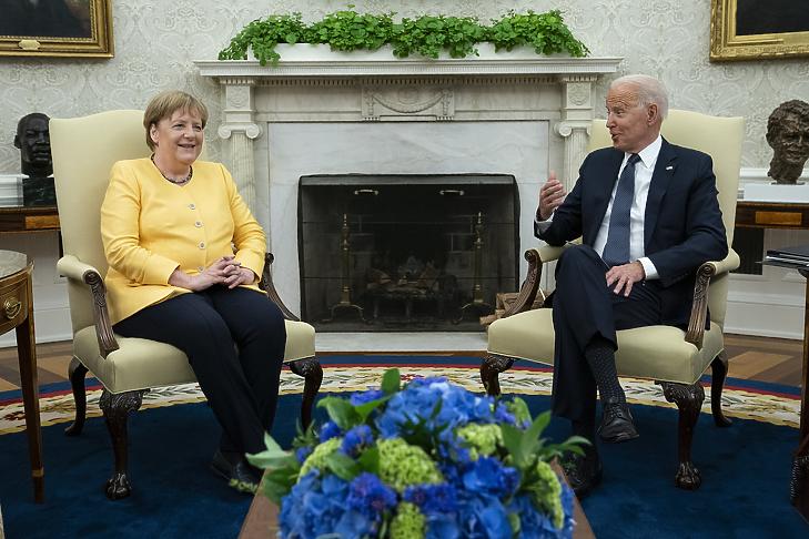 Joe Biden amerikai elnök fogadja Angela Merkel német kancellárt a washingtoni Fehér Ház Ovális irodájában 2021. július 15-én. (Fotó: MTI/AP/Evan Vucci)