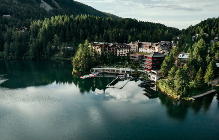 A Hotel Hochschober négycsillagos szuperior szálloda a hegyek ölelésében, a Turrachi-tó partján bújik meg