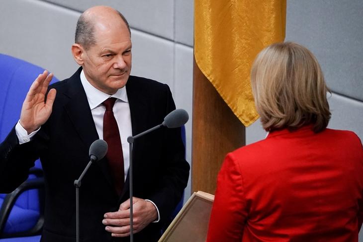 Olaf Scholzot a Bundestag elnöke, Baerbel Bas eskette fel a német parlament alsóházában. EPA/CLEMENS BILAN 