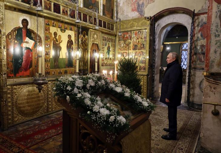 Vlagyimir Putyin orosz elnök részt vesz a karácsonyi szertartáson az Uszpenszkij-székesegyházban. Fotó: EPA/MIKHAEL KLIMENTYEV 