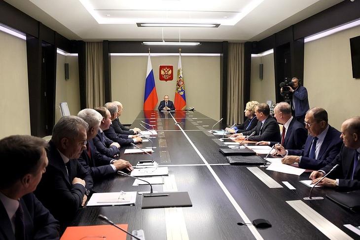 A nap képe: különös ültetési rend Putyin asztalánál