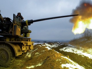 Ukrán katonák bevetésen Bahmut közelében 2023. február 4-én. Fotó:  EPA/SERGEY SHESTAK