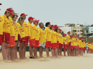 Így tisztelegtek a vizimentősök a Bondi Beach tragédiája után egy héttel