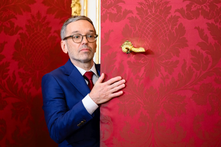 Herbert Kickl, az Osztrák Szabadságpárt (FPÖ) elnöke távozik az Alexander van der Bellen osztrák államfővel tartott megbeszéléséről Bécsben 2025. januárjában. A parlamenti választásokon legtöbb szavazatot szerző FPÖ megkerülésével tartott koalíciós kormányalakítási tárgyalások zátonyra futottak - így most az FPÖ próbálhat meg kormányt alakítani. 