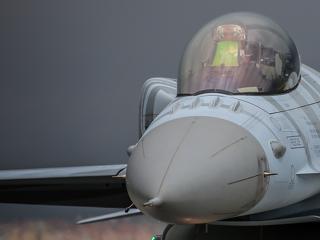 Sokára kaphatja meg Ukrajna az F-16-osokat