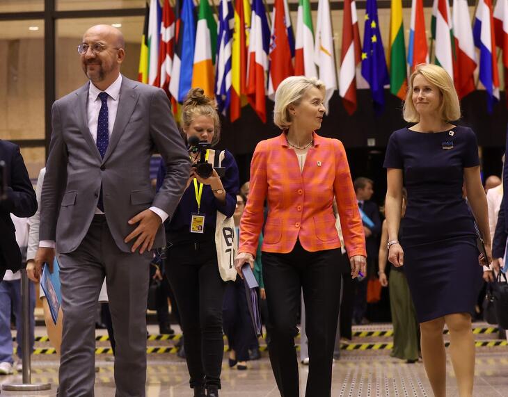 Charles Michel távozó ET-elnök (b) az újrázó Ursula von der Leyennel (k9) és Kaja Kallas új kül- és biztonségpolitikai főképviselővel (j)