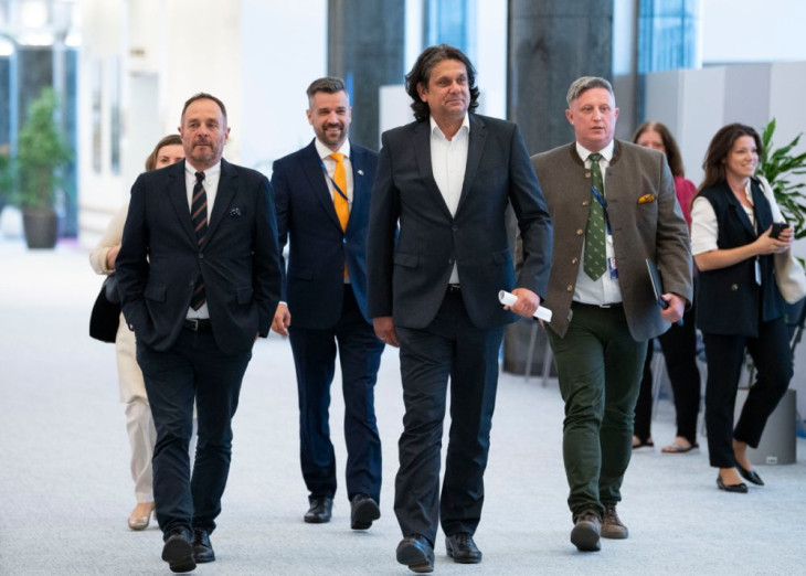 Deutsch Tamás, a Fidesz-KDNP európai parlamenti listavezetője, Győrffy Balázs, a Fidesz európai parlamenti képviselője, László András, a Fidesz európai parlamenti képviselője, és Hölvényi György, a KDNP európai parlamenti listavezetője a Patrióták Európáért frakció alakulóülésére érkezik az Európai Parlament brüsszeli épületében 2024. július 8-án