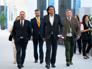 Deutsch Tamás, a Fidesz-KDNP európai parlamenti listavezetője, Győrffy Balázs, a Fidesz európai parlamenti képviselője, László András, a Fidesz európai parlamenti képviselője, és Hölvényi György, a KDNP európai parlamenti listavezetője a Patrióták Európáért frakció alakulóülésére érkezik az Európai Parlament brüsszeli épületében 2024. július 8-án