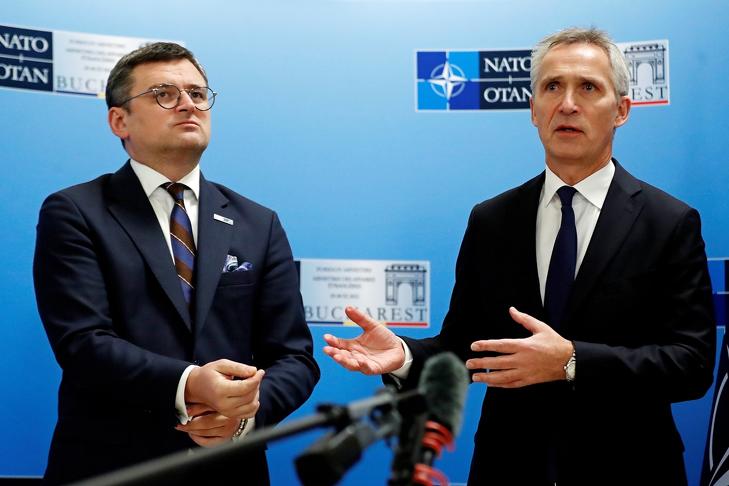 Dmitro Kuleba ukrán külügyminiszter és Jens Stoltenberg NATO-főtitkár a NATO-csúcson Bukarestben 2022. november 29-én. Fotó: EPA/ROBERT GHEMENT