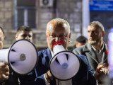 gor Dodon volt moldovai elnök a moldovai központi választási bizottság előtti tüntetés résztvevőihez beszél Chisinauban 2025. szeptember 28-án, a moldovai parlamenti választások estéjén. A választásokat a voksok 49,8 százalékának elnyerésével a Maria Sandu elnök által vezetett és az Európai Unió által is támogatott Cselekvés és Szolidaritás Pártja (PAS) nyerte, a második helyen a szavazatok 24,4 százalékával a Dodon vezette Patrióta Választási Blokk (Blocul Electoral Patriotic, BEP) végzett. A központi választási bizottság éjjel a honlapján közölte, hogy a szavazatok szinte teljes összeszámlálása után a PAS 49,8 százalékot ért el. 