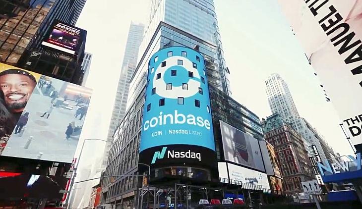 Archív kép: utcai reklám New Yorkban a Coinbase-nek a Nasdaq tőzsdére történt bevezetésének idejéből (2021, forrás: Twitter-Coinbase).