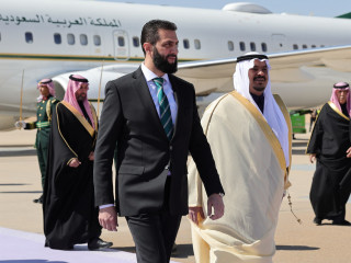 Ahmed al-Saraa Rijádba érkezik