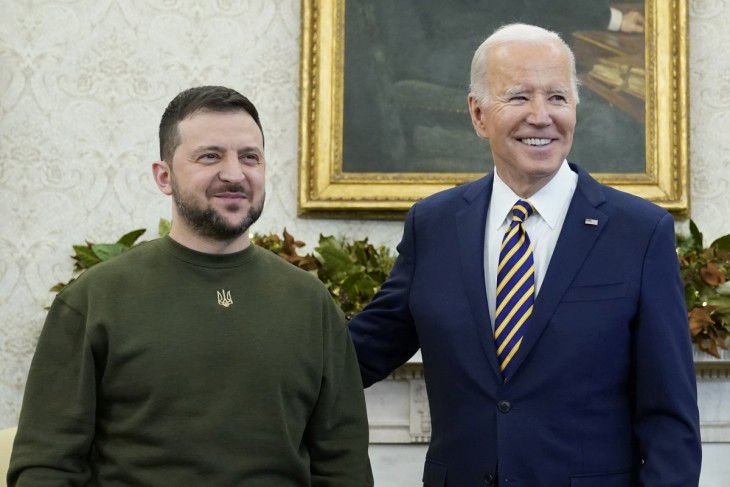 Joe Biden amerikai elnök és Volodimir Zelenszkij ukrán elnök a washingtoni Fehér Ház Ovális irodájában 2022. december 21-én. Az Ukrajna ellen Oroszország által februárban indított háború kezdete óta ez volt Zelenszkij első külföldi utazása. Fotó: MTI/AP/Patrick Semansky
