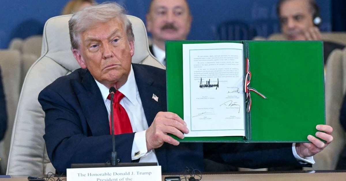 Elsőként Donald Trump írta alá a közel-keleti tűzszüneti megállapodást