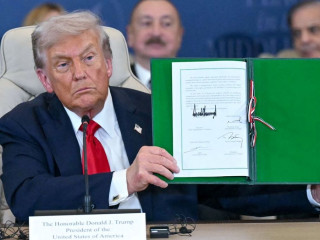 Elsőként Donald Trump írta alá a közel-keleti tűzszüneti megállapodást 