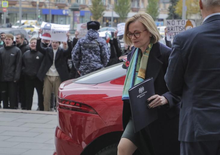 Deborah Bronnert érkezik az orosz külügyminisztériumba. Fotó: EPA/MAXIM SHIPENKOV