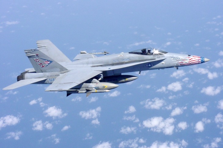 Egy amerikai F/A–18 Hornet – ilyen gépek járőröznek majd Románia légterében