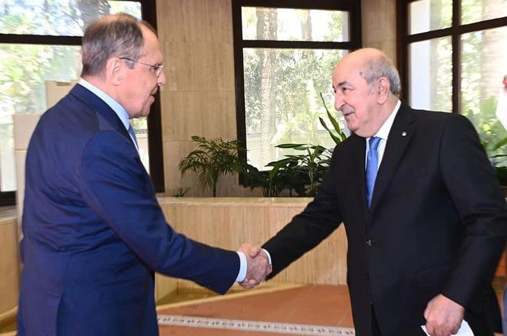Szergej Lavrov kezet ráz Abdelmadjid Tebboune algír elnökkel 2022. május 10-én. Fotó: EPA/ALGERIAN PRESIDENCY HANDOUT
