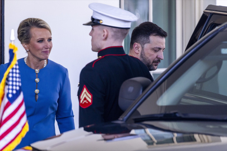 Volodimir Zelenszkij ukrán elnököt kikíséri a Fehér Házból Abigail Jones ügyvezető protokollfőnök a botrányosra sikerült találkozó után 