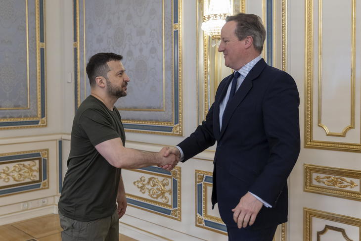 Volodimir Zelenszkij ukrán elnök többször kezet rázott  David Cameron brit külügyminiszterrel