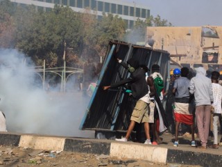 A 2021. októberi hatalomátvételt követő katonai diktatúra ellen tüntetők és a biztonsági erők összecsapása a szudáni fővárosban, Kartúmban 2022. január 9-én. Fotó: MTI/EPA