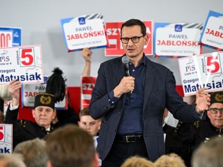 Mateusz Morawiecki lengyel miniszterelnök pártja, a Jog és Igazságosság kampányrendezvényén a dél-lengyelországi Rybnikben 2023. október 12-én. Fotó: EPA/RADEK PIETRUSZKA