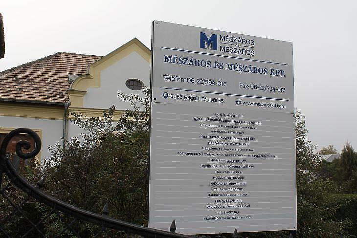 A Mészáros cégbirodalom egy részét Felcsút fő utcáján is hirdetik  (fotó: Mester Nándor)