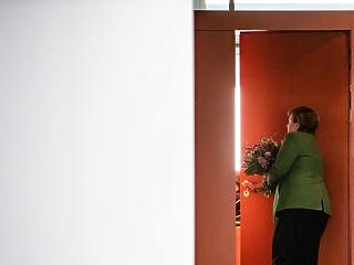 A nap képe: hatalmas csokrot kapott Angela Merkel Valentinra