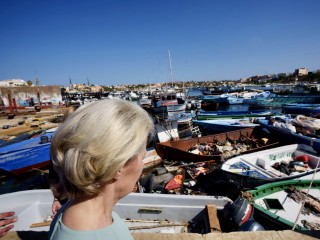 Ursula von der Leyen a lampedusai kikötőben, ahol feltorlódtak a bevándorlók által használt csónakok.  2023. szeptember 17. Fotó: EPA/FILIPPO ATTILI  