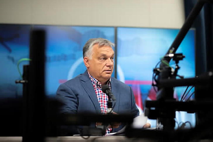 Orbán Viktor a Kossuth Rádió stúdiójában egy korábbi alkalommal. (Fotó: MTI/Miniszterelnöki Sajtóiroda/Benko Vivien Cher